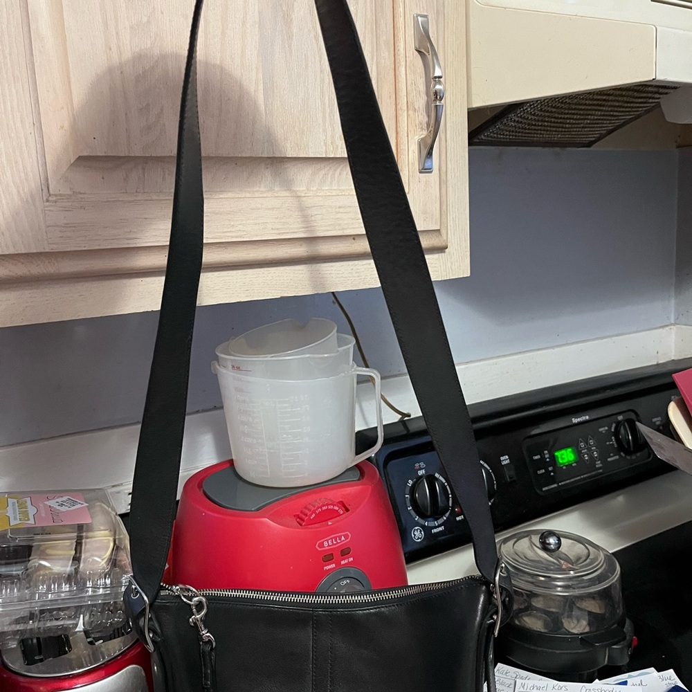 Coach Black Leather Shoulder Bag with Sleek Design - Picture 3 of 7